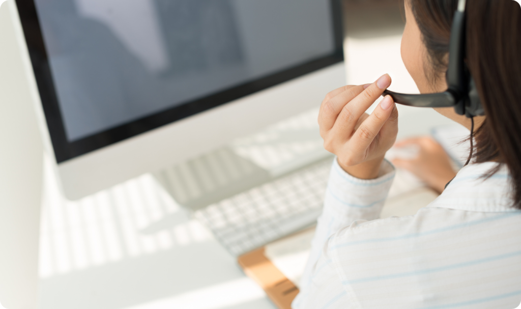 "Close-up de um monitor de computador exibindo linhas de código de programação em um editor profissional com tema escuro. O código apresenta destaque de sintaxe em cores azul, rosa e amarelo, ilustrando o desenvolvimento de algoritmos complexos, automação de dados e engenharia de software voltada para inteligência artificial.