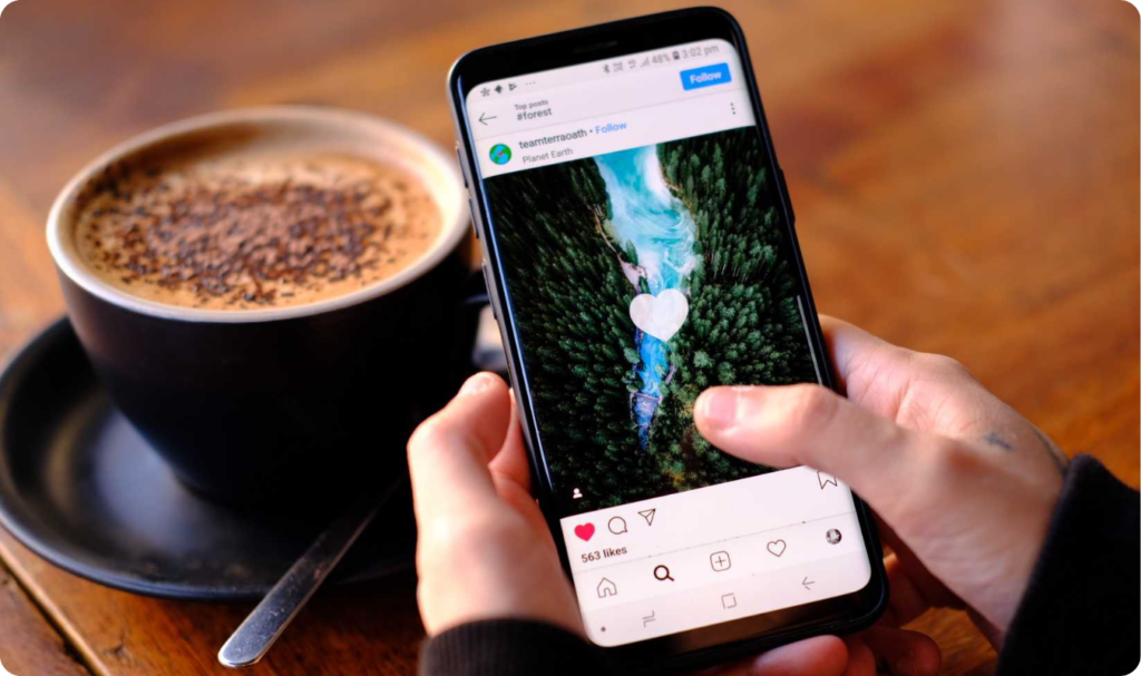 Close-up de uma tela de monitor exibindo linhas de código-fonte em um editor de texto com destaque de sintaxe (syntax highlighting). O código, possivelmente em Python ou C++, mostra funções e variáveis estruturadas, simbolizando o desenvolvimento de algoritmos de inteligência artificial e sistemas de software modernos