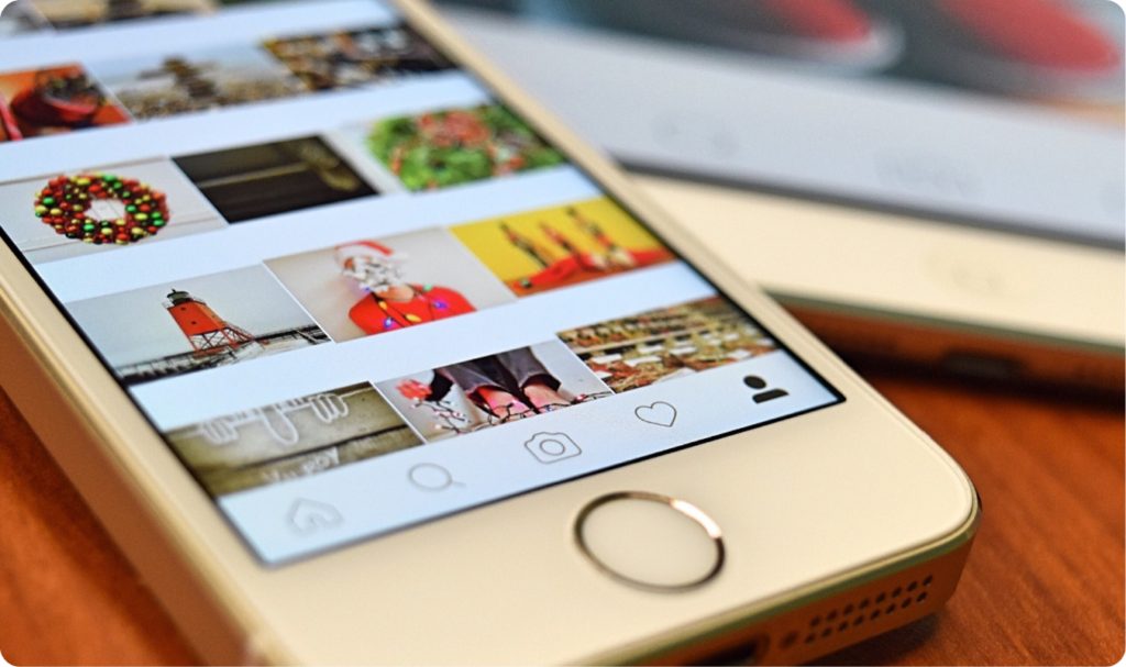 Interface de um formulário de captura de leads da Vanguarda Martech. O design é limpo, com fundo branco e campos para nome, e-mail e contato. À direita, um ícone circular exibe um gráfico de barras vermelho ascendente com um cifrão, simbolizando o aumento de vendas. O botão de chamada para ação (CTA) é vermelho com o texto 'Solicitar Contato